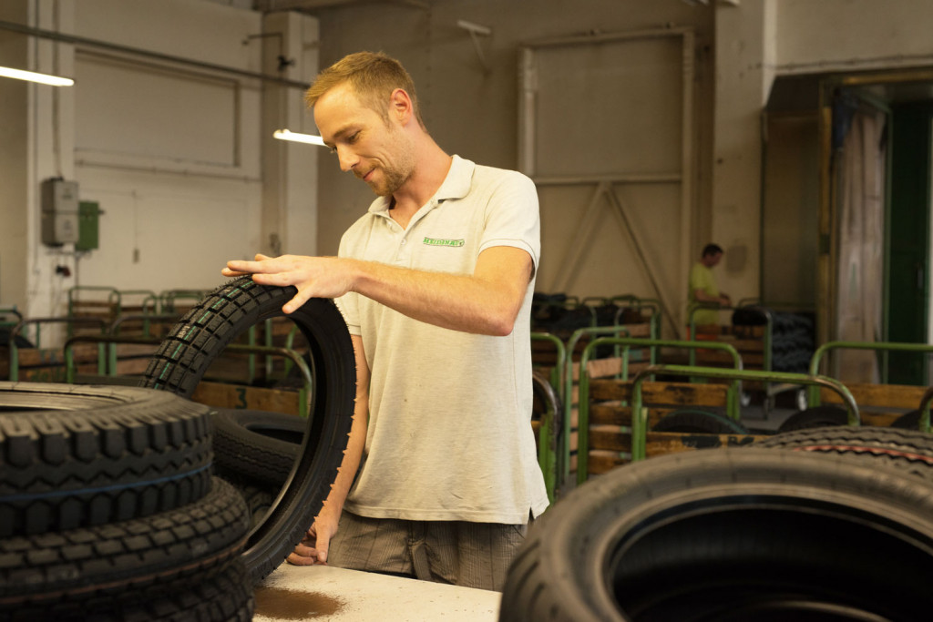 Mitarbeiter Stapelt Reifen in der Reifenfabrik Heidenau