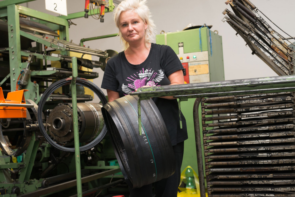Mitarbeiterin der Reifenfabrik Heidenau in Sachsen