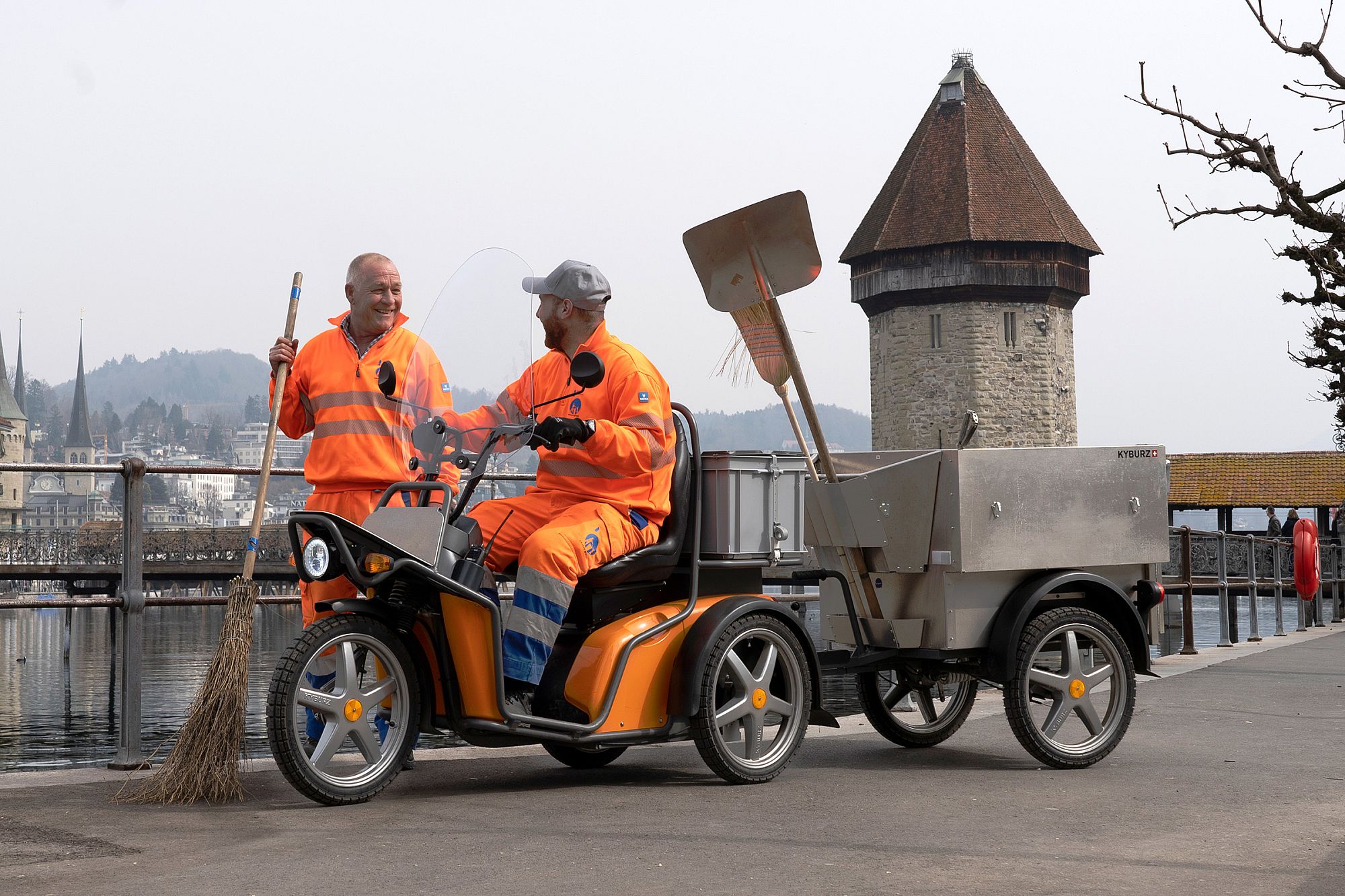 KYBURZ DXS mit Werkmitarbeitern vor Kapellbrücke in Luzern