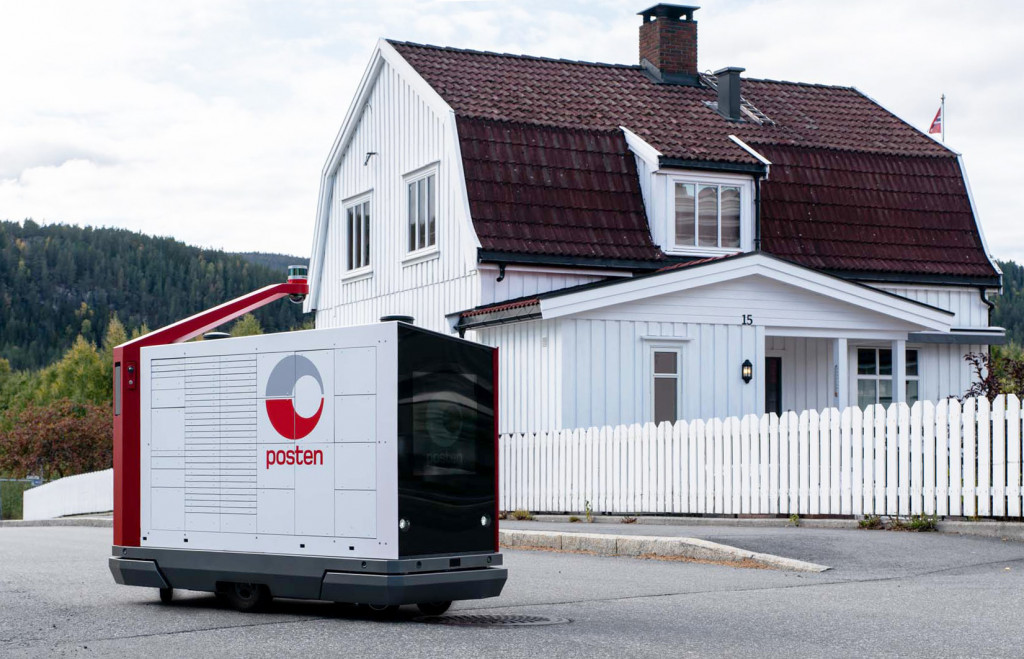 autonomes Postfach auf der Strasse vor einem Haus