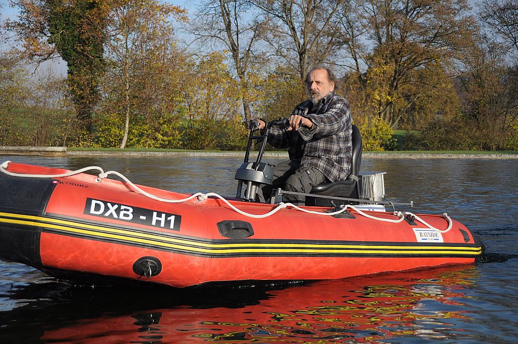 Heinz Romer fährt mit dem elektrischen Motorboot