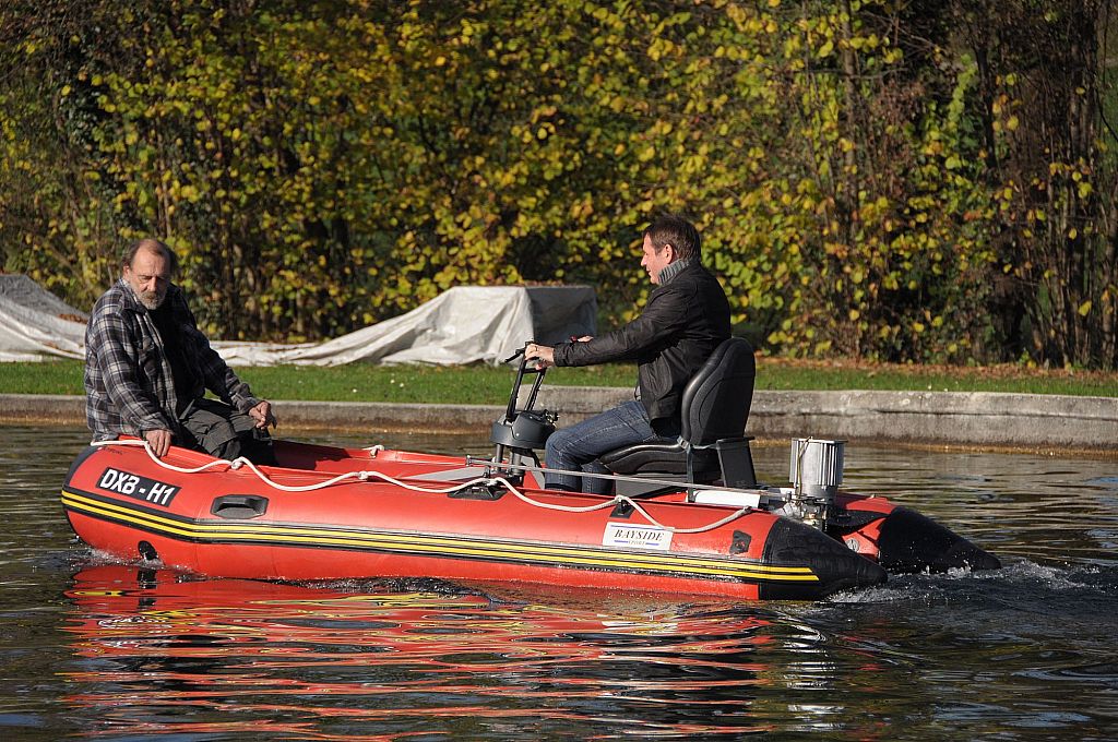 Heinz Romer geniesst die Fahrt mit dem elektrischen Motorboot
