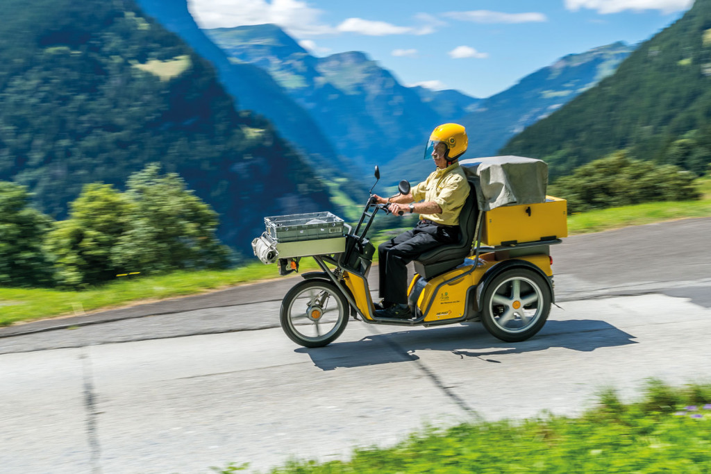 Hansueli Michel Fährt auf einer Landstrasse in Grindelwald mit seinem KYBURZ DXP