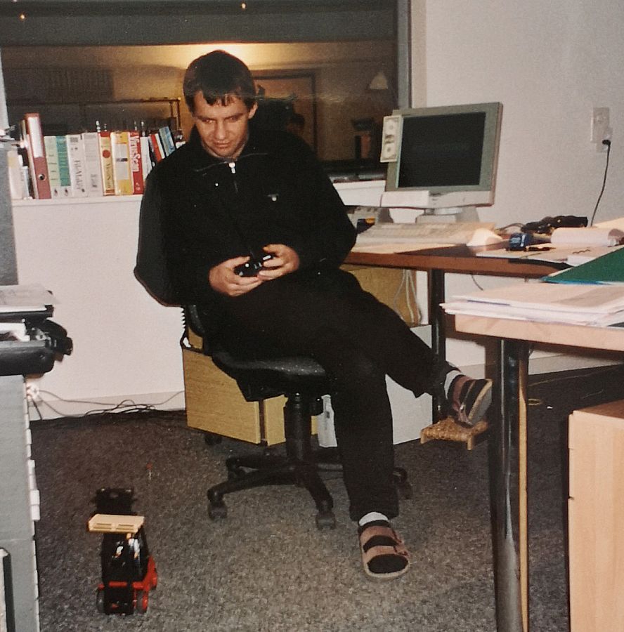 Martin Kyburz lui-même dans le département de la comptabilité, assis à un bureau.