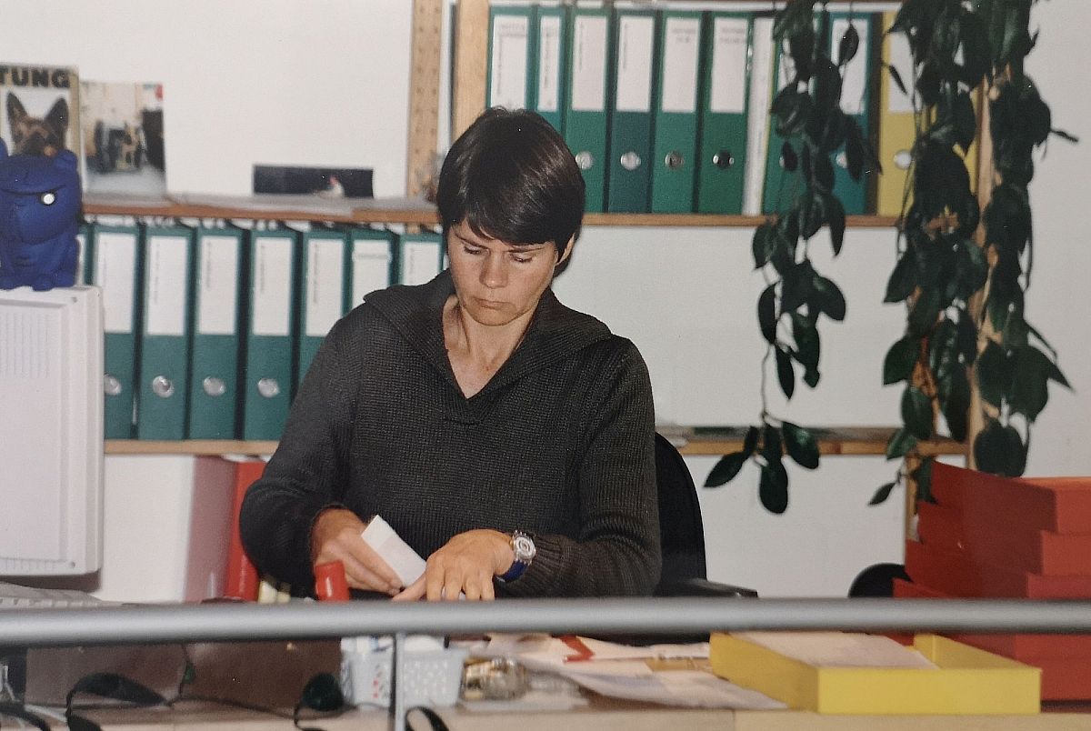 Tina Kyburz au bureau de la comptabilité