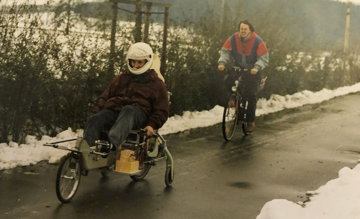 Prototype de vélo couché de Martin Kyburz avec roues d'entraînement en mouvement