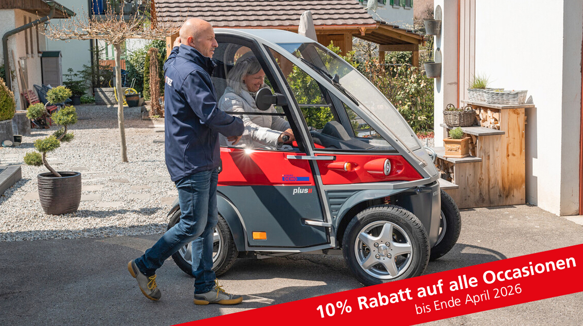 Mann und Frau for dem Kyburz Elektromobil DX2