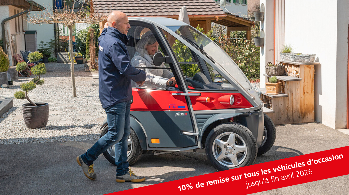 Femme et homme avec véhicule KYBURZ DX2